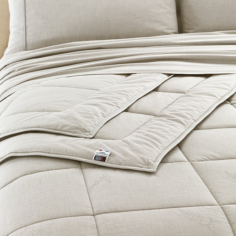 https://www.silverpro.ch/wp-content/uploads/2021/04/4-season-duvet_2-layers.jpg