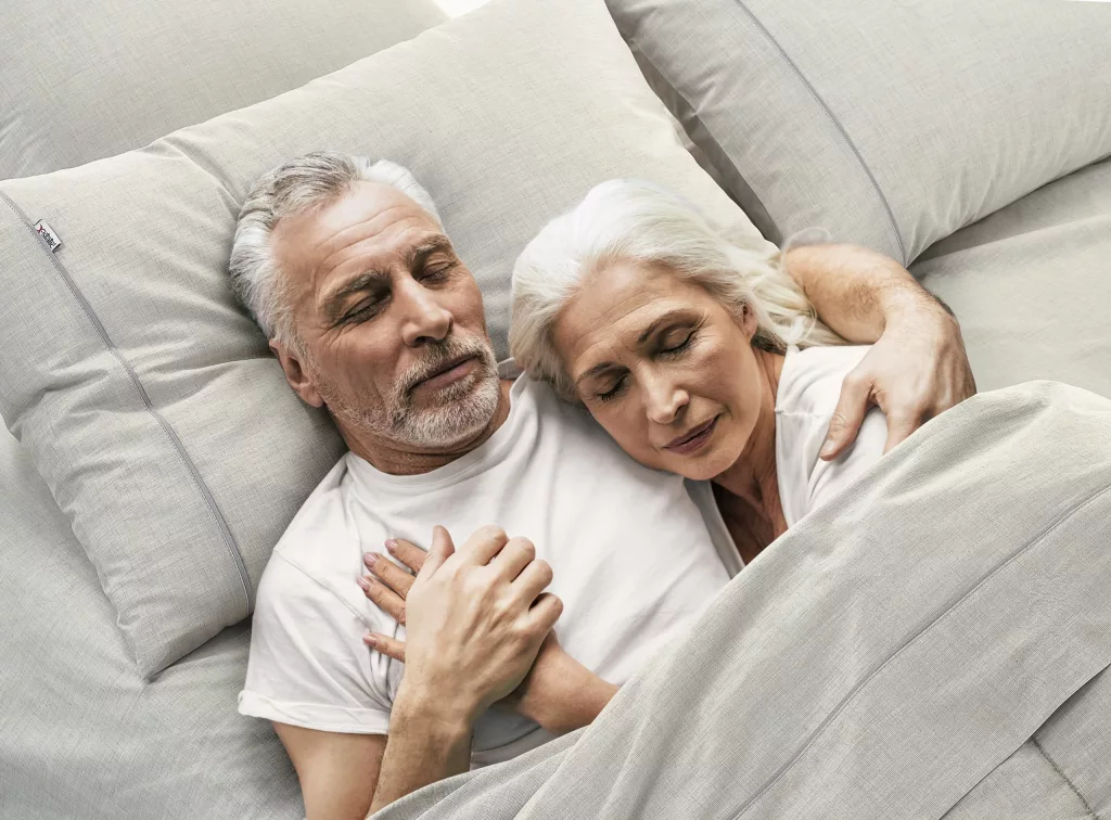  SilverPro älteres Ehepaar schläft im Bett mit Bettlaken